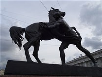 Достопримечательности Санкт-Петербурга. Аничков мост. Юноша, берущий коня под уздцы (юго-западная скульптура)