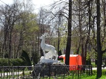 Достопримечательности Твери. Городской сад. Скульптура Олени