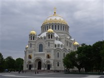 Достопримечательности Санкт-Петербурга. Морской собор Николая Чудотворца. Вид со стороны Макарьевского моста