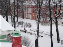 Достопримечательности Санкт-Петербурга. Петропавловская крепость. Аллея возле Инженерного дома