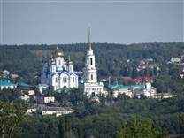 Достопримечательности Задонска. Задонский Рождество-Богородицкий мужской монастырь. Вид с противоположного берега реки