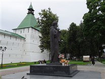 Достопримечательности Сергиева Посада. Памятник Сергию Радонежскому. На фоне Сушильной башни