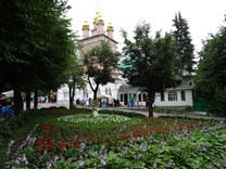 Достопримечательности Сергиева Посада. Свято-Троицкая Сергиева лавра. Цветочная клумба на территории
