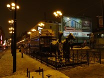 Достопримечательности Санкт-Петербурга. Памятник петербургской конке. Общий вид монумента