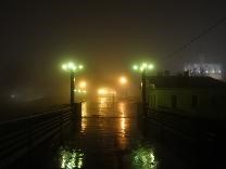 Достопримечательности Великого Новгорода. Пешеходный мост через Волхов (Горбатый мост). Вечерний вид моста