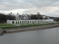 Достопримечательности Великого Новгорода. Ярославово Дворище. Вид на аркаду с Горбатого моста