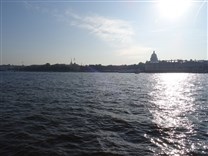 Достопримечательности Санкт-Петербурга. Река Нева. Утро на берегу