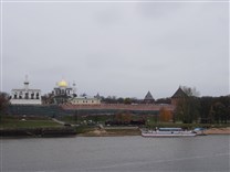 Достопримечательности Великого Новгорода. Река Волхов. Вид на кремль
