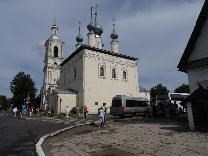 Достопримечательности Суздаля. Церковь Смоленской иконы Божьей Матери. Вид со стороны посадского дома