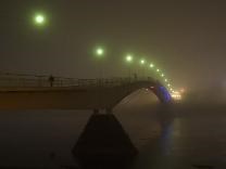 Достопримечательности Великого Новгорода. Пешеходный мост через Волхов (Горбатый мост). Туман ноябрьским вечером
