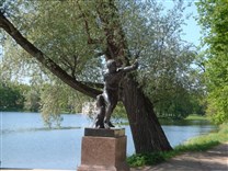 Достопримечательности Санкт-Петербурга. Екатерининский парк. Скульптура на пристани