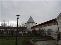 Достопримечательности Серпухова. Высоцкий мужской монастырь. Вид на юго-западную башню с внутреннего двора