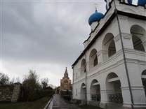 Достопримечательности Серпухова. Высоцкий мужской монастырь. Дорога к церкви Всех Святых