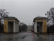 Достопримечательности Санкт-Петербурга. Смольный монастырь. Ворота Смольного дворца