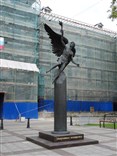 Достопримечательности Санкт-Петербурга. Здание Двенадцати коллегий. Скульптура Икар перед центральным входом