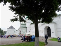 Достопримечательности Сергиева Посада. Свято-Троицкая Сергиева лавра. Возле Успенских ворот