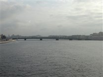 Достопримечательности Санкт-Петербурга. Крейсер Аврора. Вид на Троицкий мост