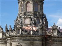 . Знаменская церковь в Дубровицах. Рабочие делают крышу