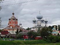 Достопримечательности Тихвина. Богородичный Тихвинский Успенский монастырь. Вид со стороны шлюза