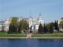 Достопримечательности Твери. Городской сад. Вид на памятник Афанасию Никитину